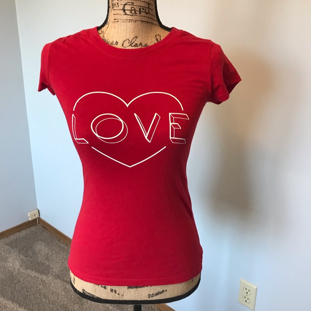 Adorable fitted tee!